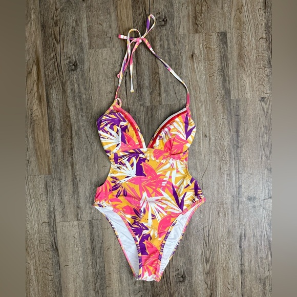 Cupshe • Recycled Sunlit Forest Low Back One Piece - Picture 5 of 12